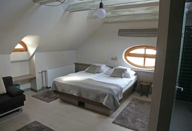 スタンダードルーム, Portré Panzió