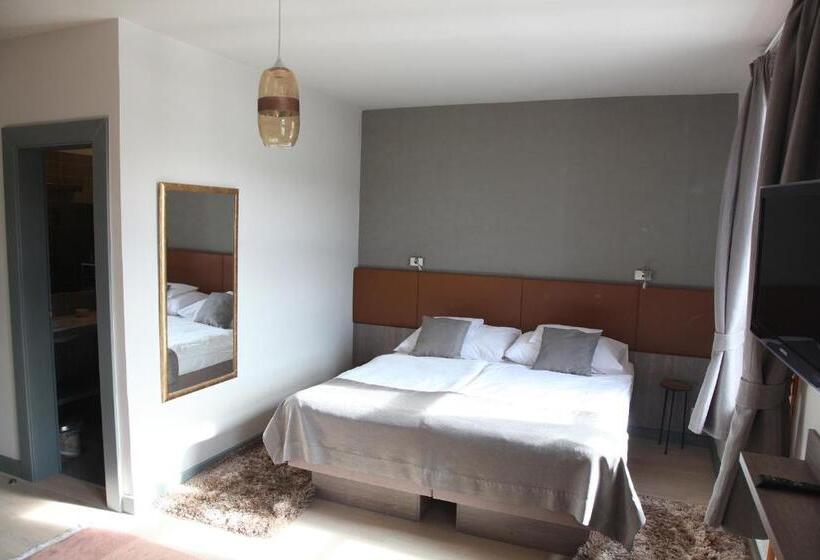 غرفة قياسية ثلاثية, Portré Panzió