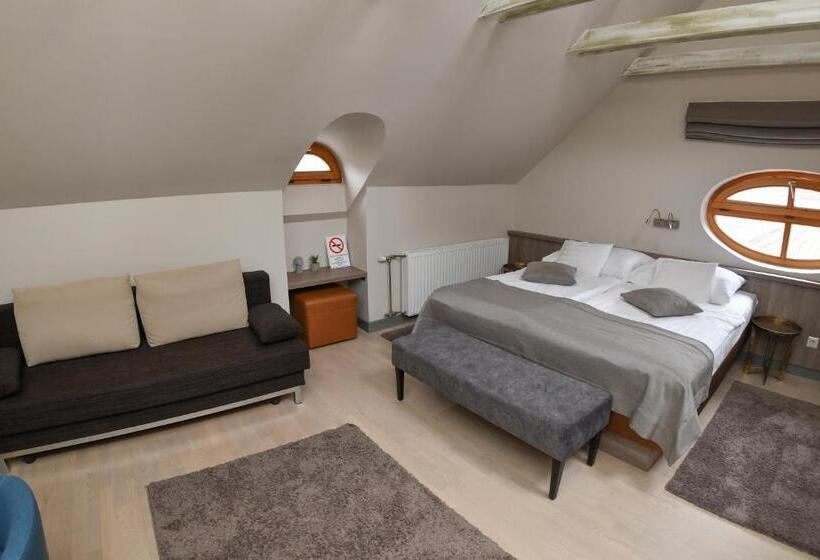 غرفة قياسية ثلاثية, Portré Panzió