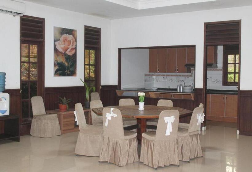Вилла 4 Спальни, New Green Sentul Resort