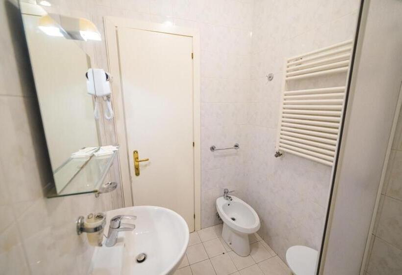 غرفة قياسية ثلاثية, Grand Prix