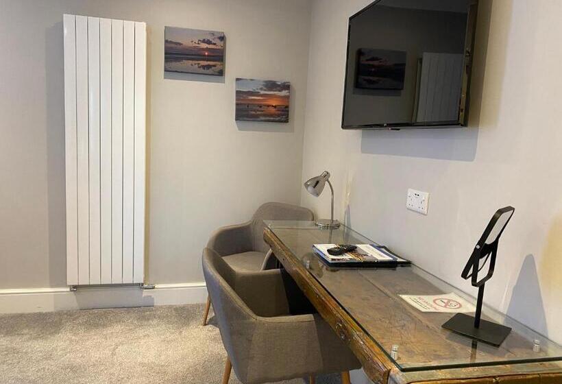 غرفة قياسية سرير كينج, Camelia