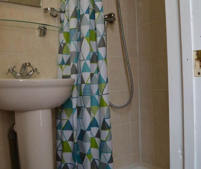 スタンダード4人部屋, Hyde Park Court