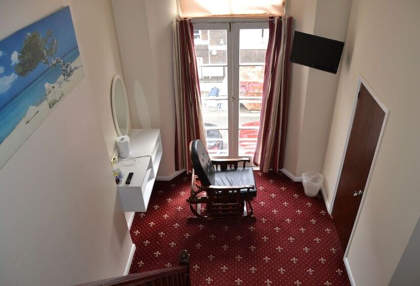 スタンダード4人部屋, Hyde Park Court