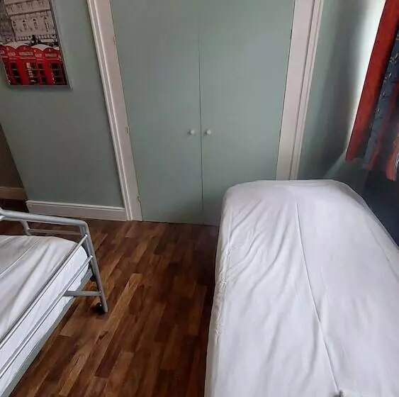 Family Room Shared Bathroom, Strand Continental   Hostel