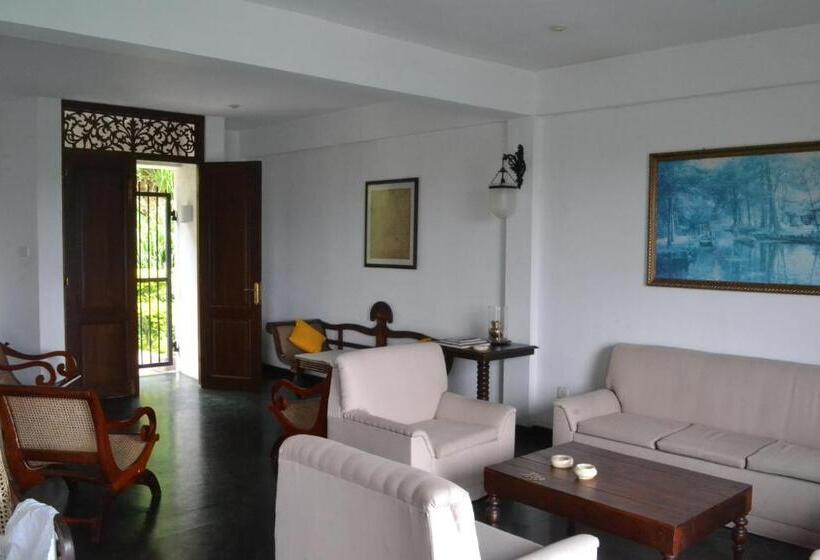 Łóżko we Wspólnym Pokoju, Banda Casa, Kandy