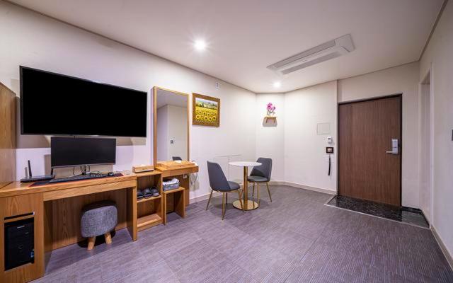 Quarto Familiar Deluxe, Masan Amor