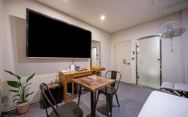 Quarto Deluxe, Masan Amor
