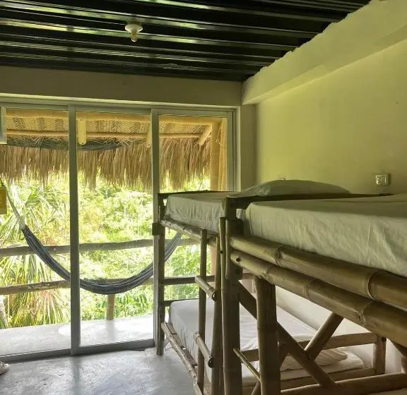 ルームシェアのワンベッド, The Journey Hostel