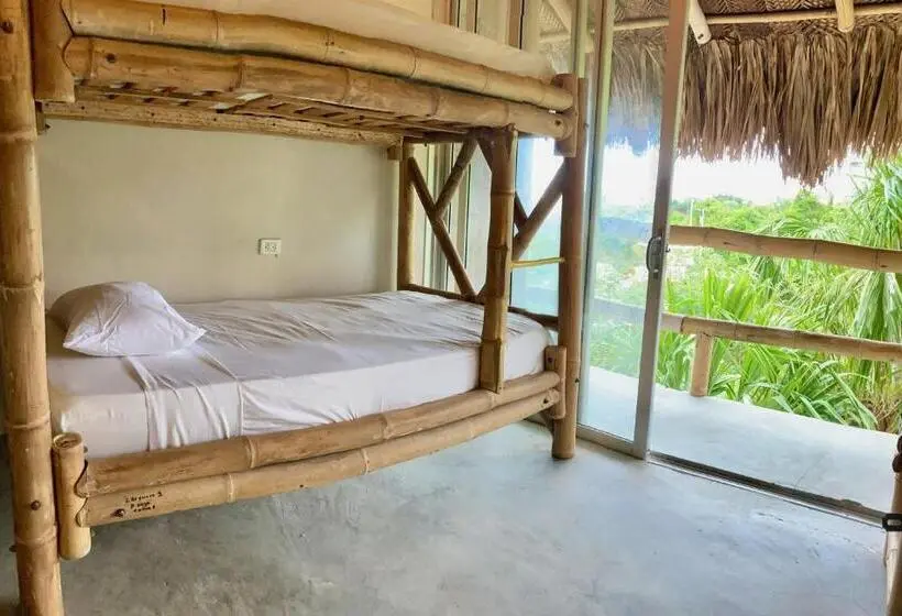 ルームシェアのワンベッド, The Journey Hostel