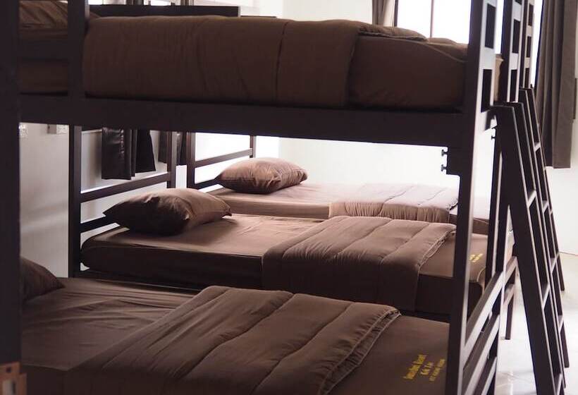 تختخواب در اتاق مشترک, Sunset Buri Hostel
