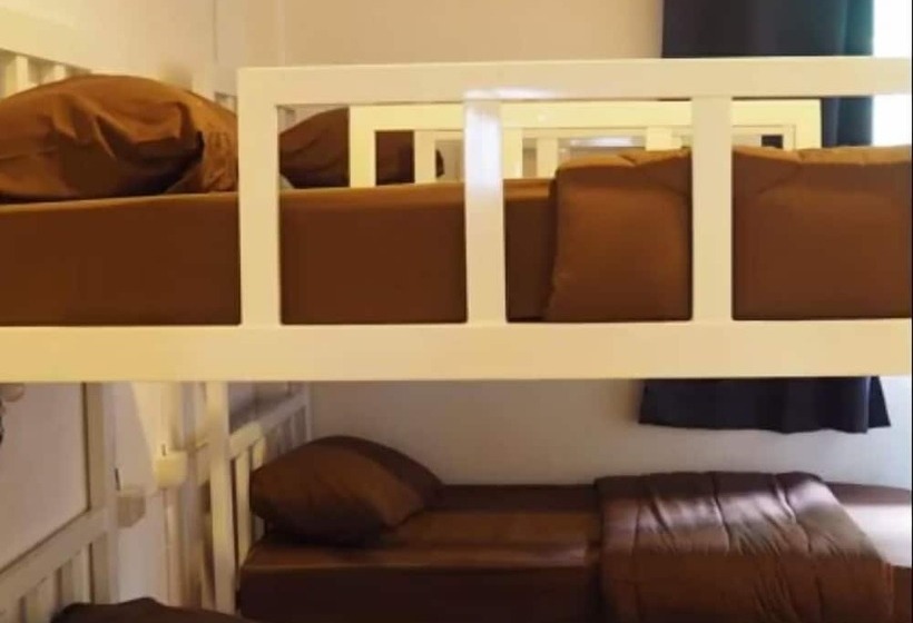 تختخواب در اتاق مشترک, Sunset Buri Hostel