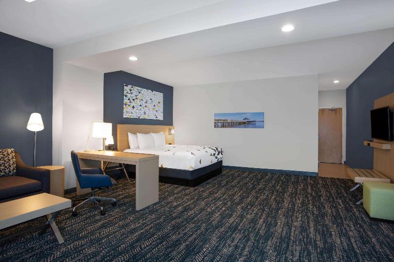 キングサイズベッドのデラックススイート, La Quinta Inn & Suites By Wyndham Manassas, Va  Dulles Airport
