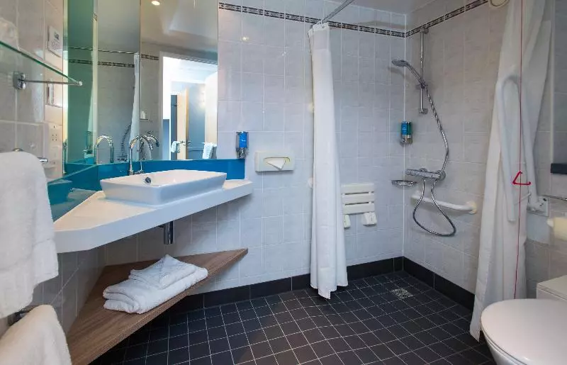 اتاق استاندارد برای معلولان, Holiday Inn Express Bath, An Ihg