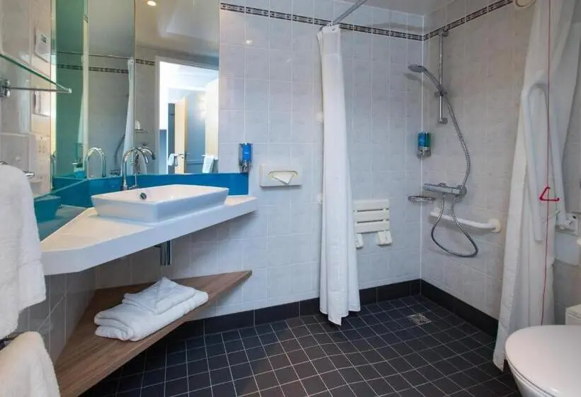 اتاق استاندارد برای معلولان, Holiday Inn Express Bath, An Ihg