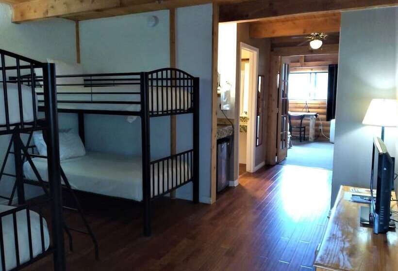 غرفة عائلية, The Boulder Creek Lodge