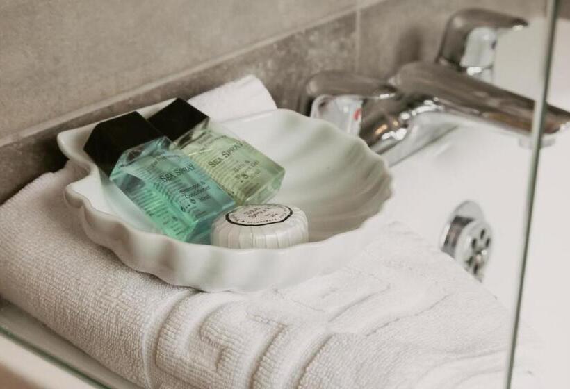 חדר קומפורט, St. Davids Cross