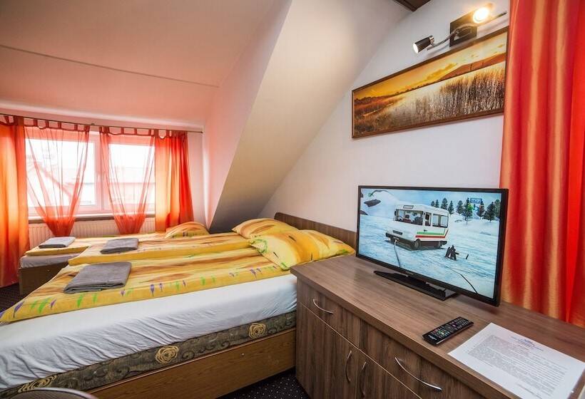 Четырехместный Номер Стандарт с Балконом, Dom Wczasowy Barbara