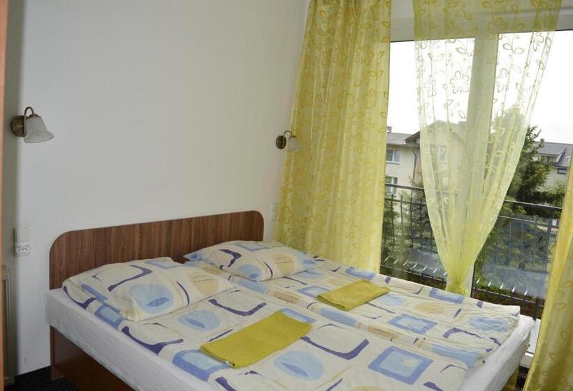 Четырехместный Номер Стандарт с Балконом, Dom Wczasowy Barbara