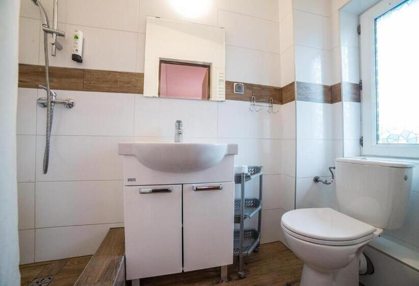 Четырехместный Номер Стандарт с Балконом, Dom Wczasowy Barbara