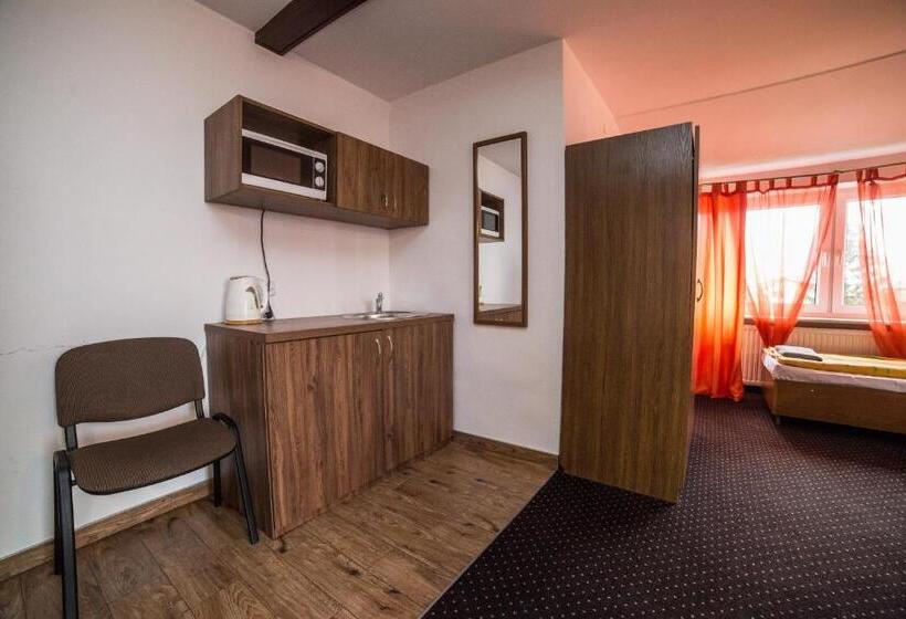 Четырехместный Номер Стандарт с Балконом, Dom Wczasowy Barbara