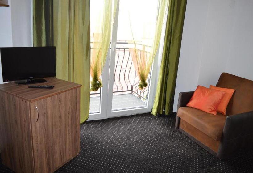 Трехместный Номер Стандарт с Балконом, Dom Wczasowy Barbara