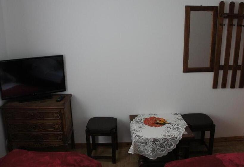 اتاق استاندارد چهار تخته, Gronik