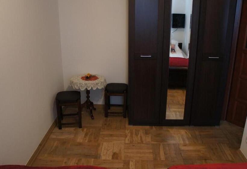Family Suite, Gronik
