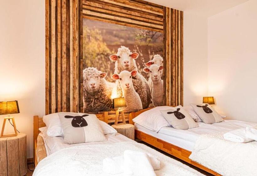 اتاق استاندارد سه تخته با بالکن, Gronik