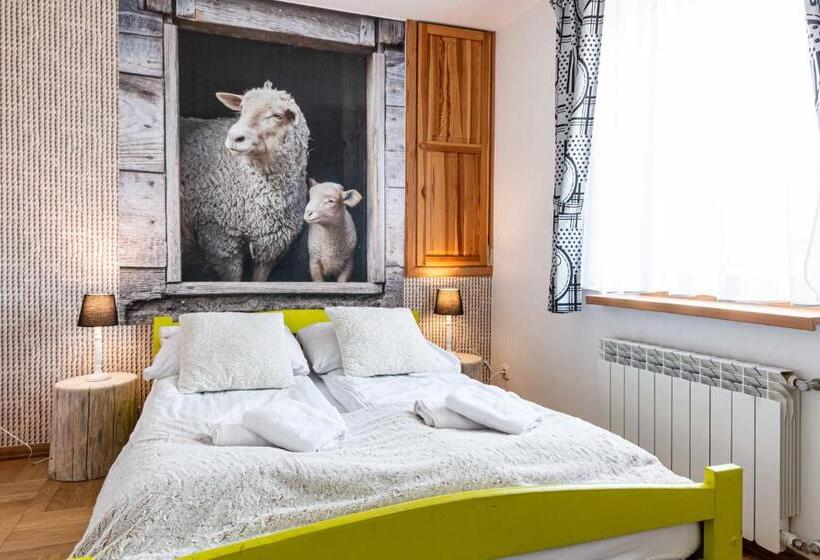 اتاق استاندارد سه نفره, Gronik