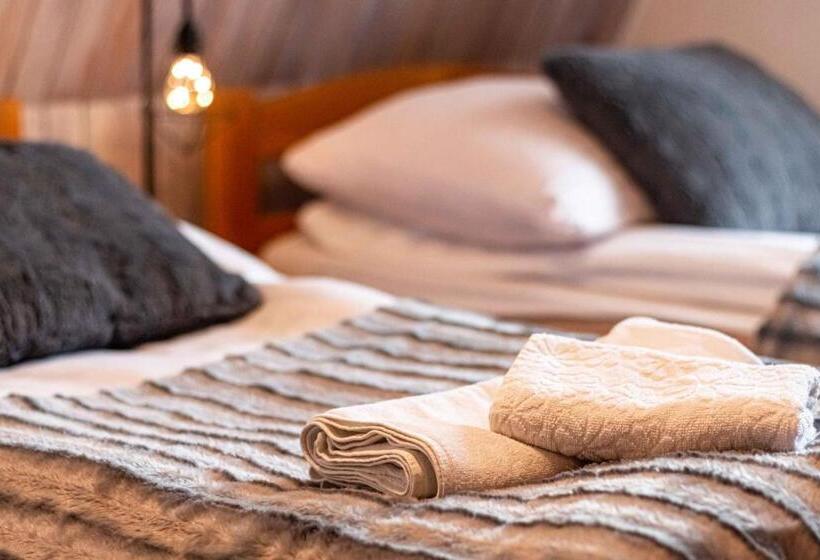 اتاق استاندارد سه نفره, Gronik