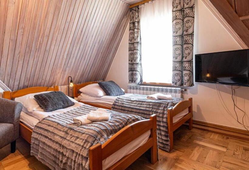 اتاق استاندارد سه نفره, Gronik