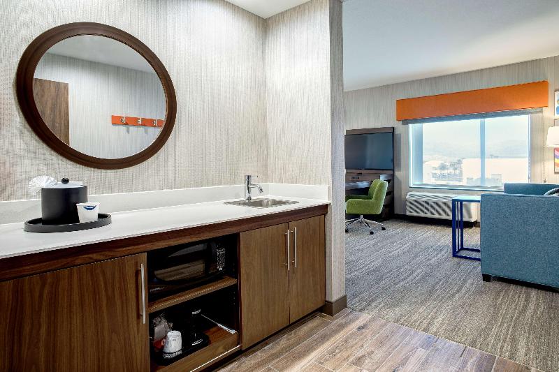 带大床的标准工作室, Hampton Inn & Suites Indio