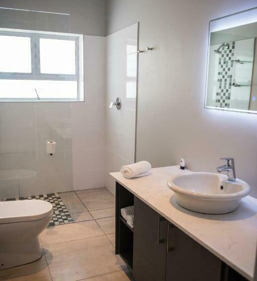 带大床的豪华间, The Whale On Main B&b