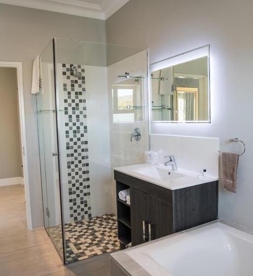 带大床的豪华间, The Whale On Main B&b