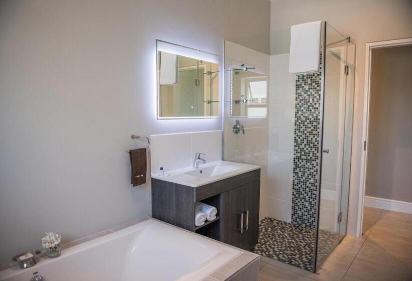 带大床的豪华间, The Whale On Main B&b