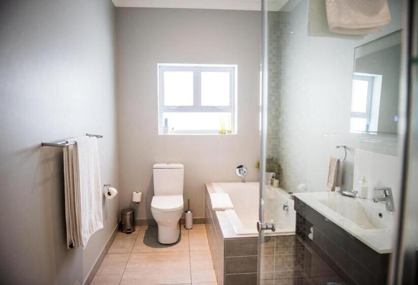 带大床的豪华间, The Whale On Main B&b