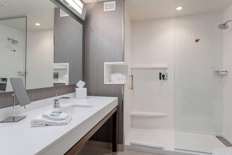 اتاق استاندارد با تخت بزرگ, Courtyard Asheville Biltmore Village