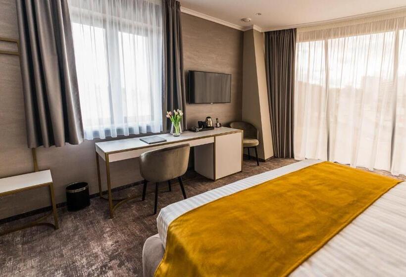 デラックスルーム, Aventus