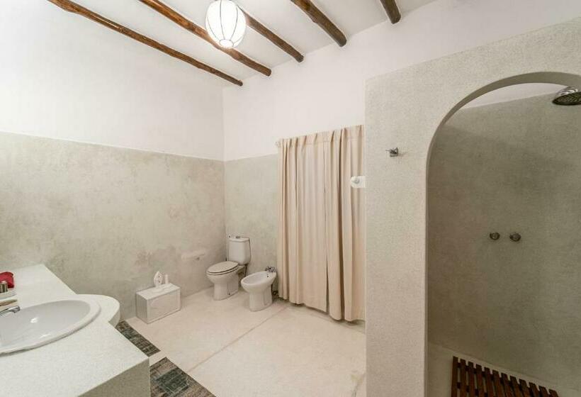 اتاق لوکس, Nyumba Ya Mbuyu