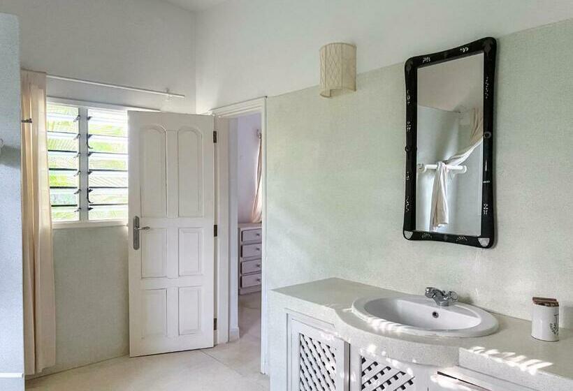 اتاق لوکس, Nyumba Ya Mbuyu