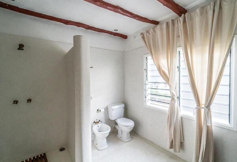 اتاق استاندارد سه تخته با چشمانداز باغ, Nyumba Ya Mbuyu