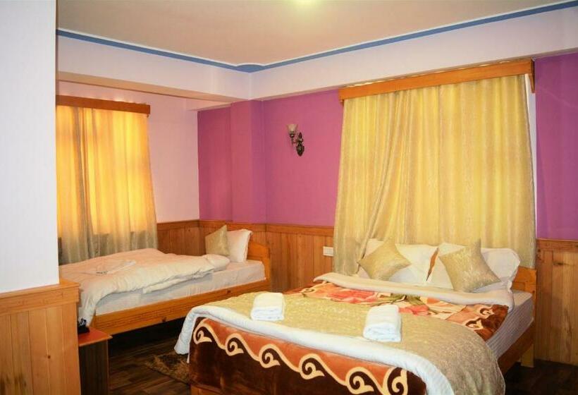 디럭스 룸, Rufina Lachung De Crown