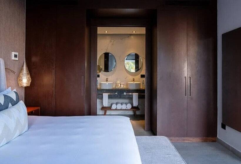 Полулюкс, The Fives Oceanfront