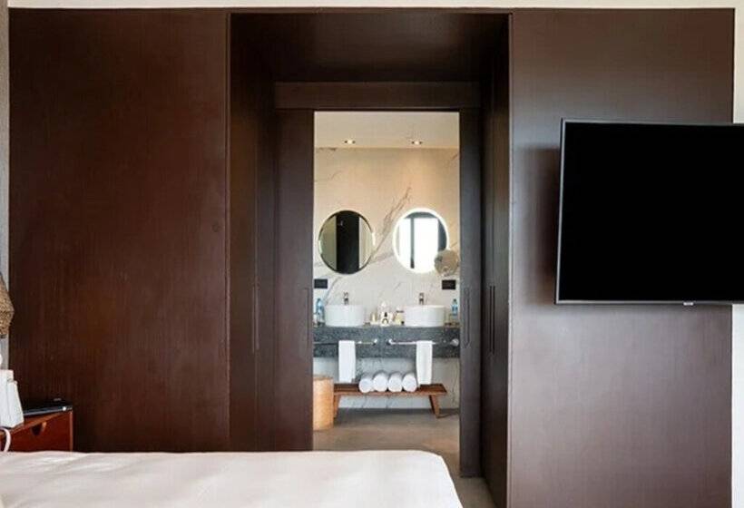 Полулюкс, The Fives Oceanfront