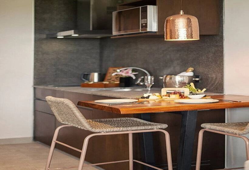 Полулюкс, The Fives Oceanfront