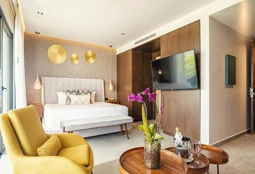 Полулюкс, The Fives Oceanfront