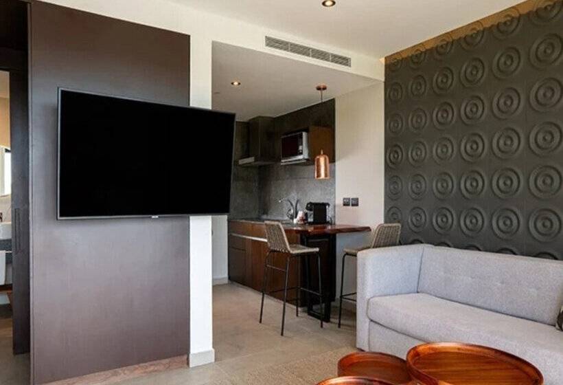 Полулюкс, The Fives Oceanfront