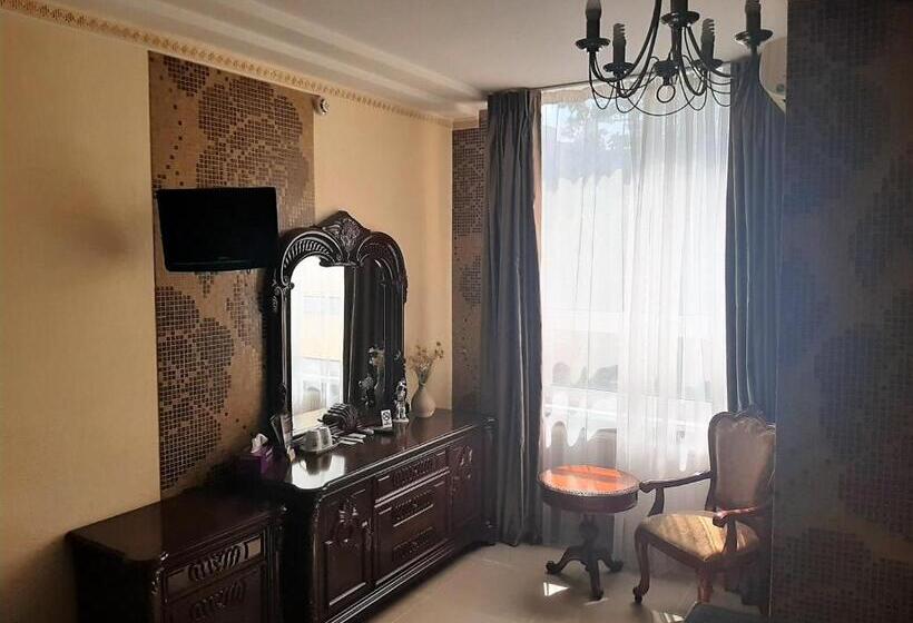 اتاق اکونومی, Alice Place