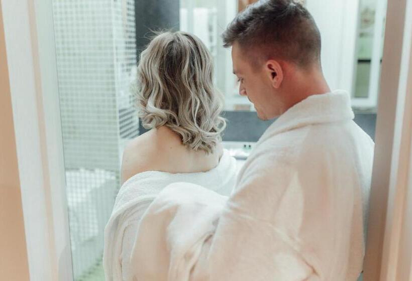 اتاق لوکس, Alice Place